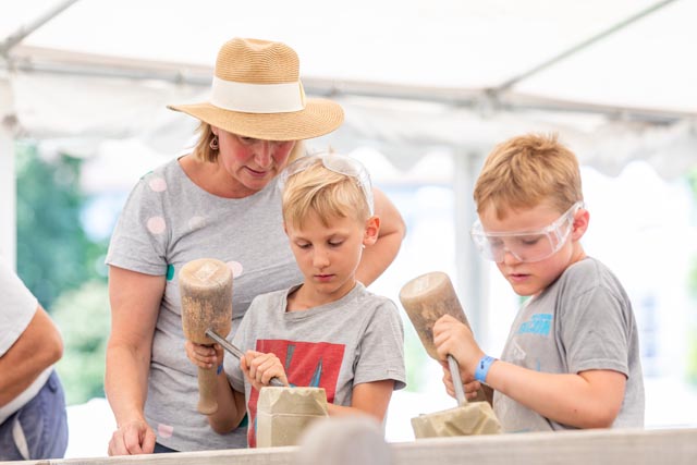 Handwerks-Parcours Legionärspfad/Kloster Königsfelden: Speckstein bearbeiten. Foto: Museum Aargau