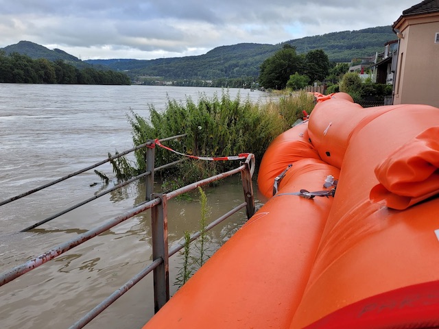  In Wallbach wurden durch das KKE in enger Zusammenarbeit mit den Regionalen Führungsorganen RFO und den Feuerwehren Hochwassersperren zum Schutz eines Quartiers / der Kanalisation entlang des Ufers eingebaut. Foto: Regionales Führungsorgan Unteres Fricktal