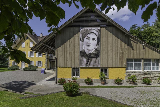 Ein Porträt von Emma Kunz ziert die Fassade des Zentrums, das ihren Namen trägt Foto: zVg