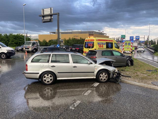 Die beiden Fahrer wurden bei dem Unfall leicht verletzt, an den Fahrzeugen entstand erheblicher Schaden. Fotos: Polizei