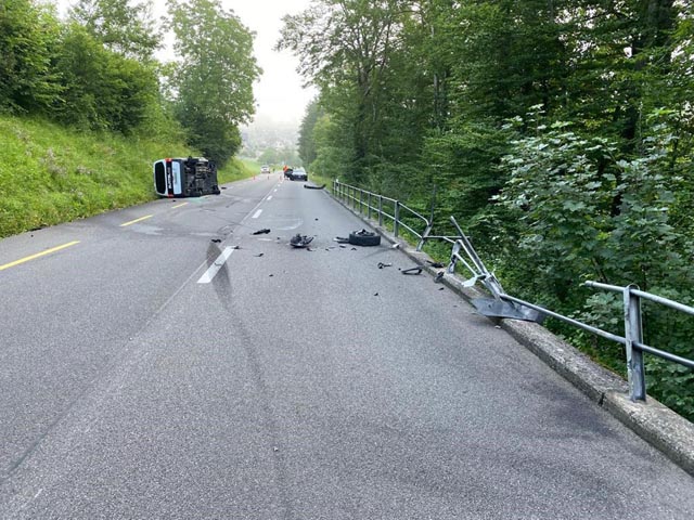 Bei den Unfällen in Schupfart (oben) und Birmenstorf entstand erheblicher Sachschaden, eine Person wurde zudem verletzt. Foto: Polizei
