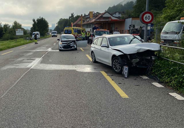 Die beiden Fahrer wurden bei dem Unfall verletzt an den Fahrzeugen entstand Totalschden Foto: zVg