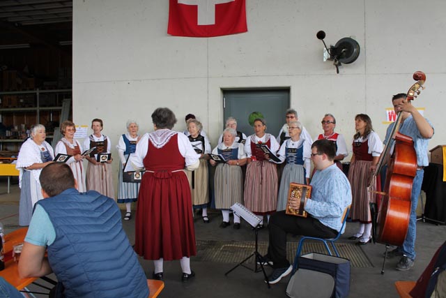 Die Trachtengruppe Gipf-Oberfrick unterhält die Festgemeinde mit Gesang. Foto: Sonja Fasler Hübner