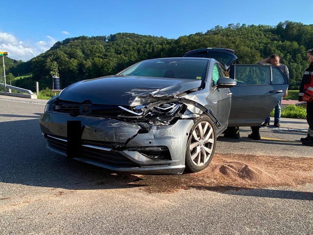 Die beiden Fahrzeuge wurden bei der Kollision schwer beschädigt. Foto: Polizei