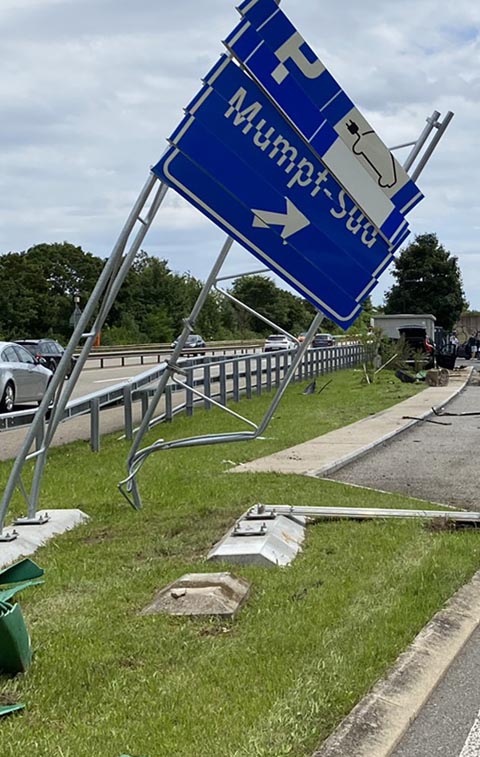 Ein Lenker verlor bei der Ausfahrt zum Rastplatz die Herrschaft über sein Fahrzeug und verursachte grossen Sachschaden. Foto: Polizei AG
