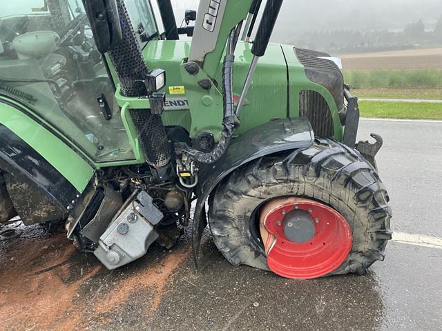 Der Fahrer des Traktors wurde bei dem Selbstunfall leicht verletzt, es entstand hoher Sachschaden. Foto: Polizei