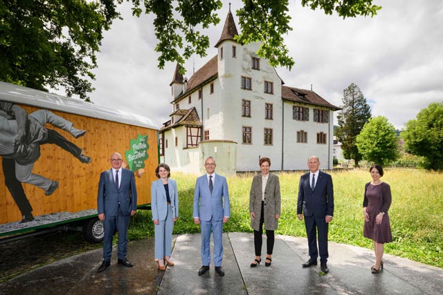 Regierungsrat Isaac Reber, Vize-Regierungspräsidentin Kathrin Schweizer, Regierungspräsident Thomas Weber, Regierungsrätin Monica Gschwind, Regierungsrat Anton Lauber und Landschreiberin Elisabeth Heer Dietrich. Foto: Dominik Plüss