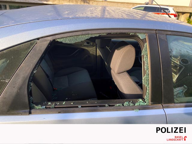 Aufgebrochener Personenwagen in Reinach BL. Foto: Polizei BL 