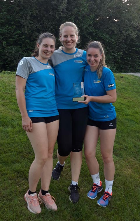 Sandra Leimgruber, Melanie Adler und Yvonne Beck gewannen den Teamwettbewerb im Steinstossen Foto: zVg