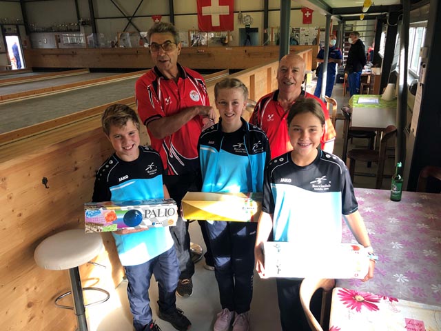 Die Junioren des BC Möhlin mit ihren Geschenken von Vincenzo und Ermes Foto: zVg