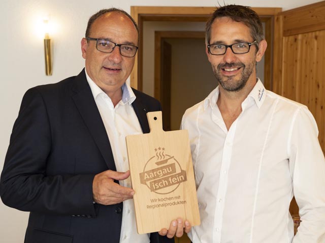 Regierungsrat Markus Dieth und BVA-Geschäftsführer Ralf Bucher präsentieren das neue Gütesiegel. Foto: zVg