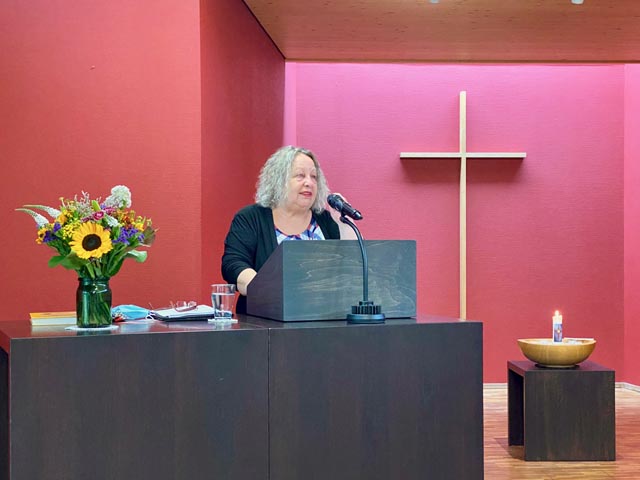 An ihrem letzten Gottesdienst gab Pfarrerin Maria Doka der Gemeinde fundamentale Gedanken über Glaube, Religion und Kirche mit auf den Weg. Foto: zVg