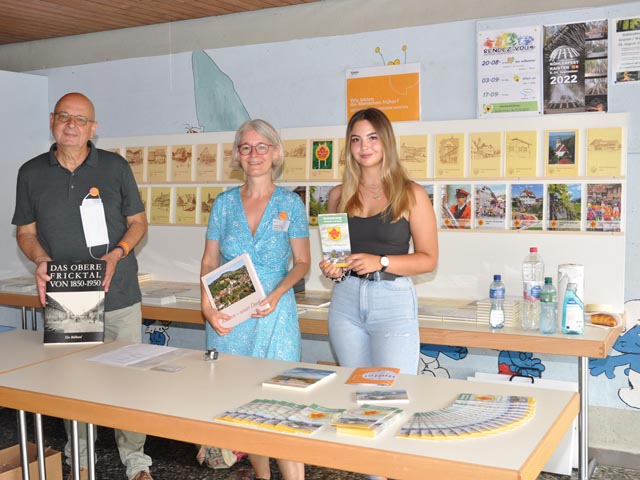 «Von der Dorfchronik bis zum Heimatweg»: Josef Amsler, Franziska Winter und Lucy Winter (von links) am Infostand der Ortsbürgerkommission  Kaisten