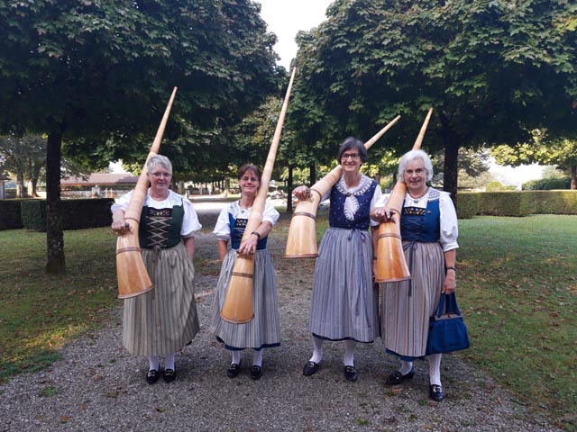 Vreni Steinhauer, Rita Kälin, Ida Müller und Charlotte Husner liessen bezaubernden Alphornklänge ertönen. Foto: zVg