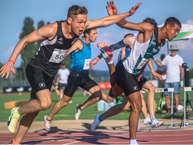Lucien Kern (links) und David Naki (rechts) stürzen sich ins Ziel (U20-SM 100m). Foto: www.athletix.ch (zVg)