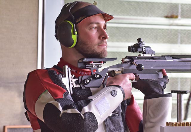 Gewann in diesem Jahr drei SM-Medaillen in Thun: Der Buttwiler 300-m-Gewehrschütze Rafael Bereuter sorgte mit der Maximalpunktzahl im Liegendmatch für Aufsehen. Foto: wr