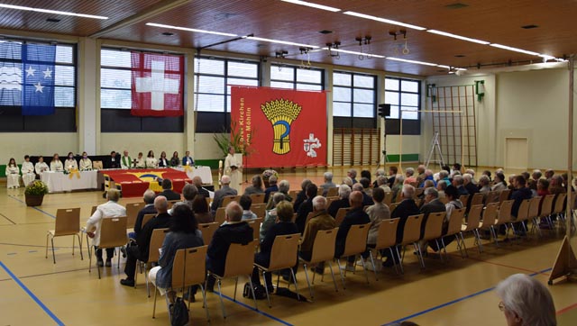 Feierlicher Gottesdienst in der Steinlihalle. Foto: Alfred Giger