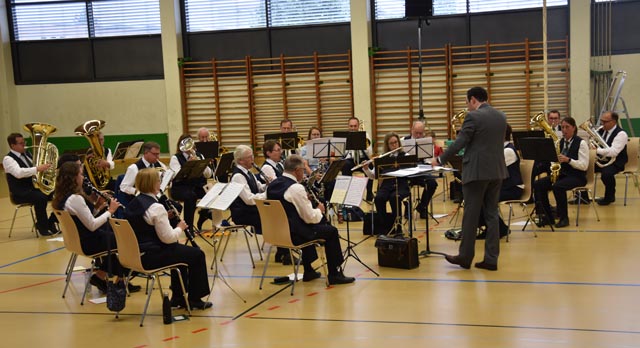 Feierlicher Gottesdienst in der Steinlihalle mit musikalischer Begleitung. Foto: Alfred Giger