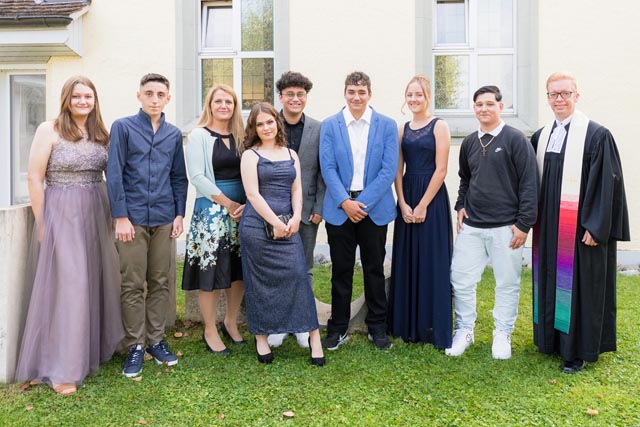 Konfirmiert wurden (alphabetisch): Luis Ayala Pérez (Stein), Aurelia Barth (Wallbach), Miguel Büeler (Stein), Aline Contich (Wallbach), Sven Disch (Obermumpf), Téa Ferrara (Obermumpf), Muriel Hossle (Stein), Elias Hürlimann (Sisseln), Shawna Hux (Mumpf), Colin Nägelin (Obermumpf), Alessio Porriciello (Stein), Lucas Pulver (Obermumpf), Ruben Stritt (Stein), Luca Wenzel (Stein), Lisa Wüthrich (Stein), Noël Zumsteg (Obermumpf). Fotos: Karine Weichelt, Stein