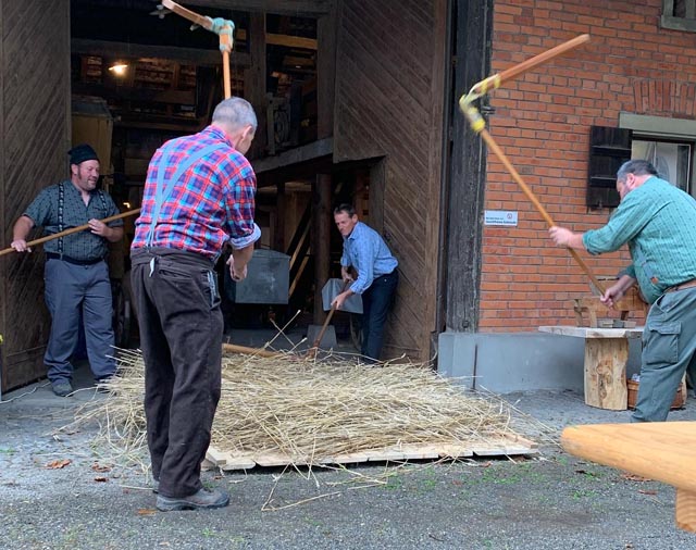 Das Team Ryburger Club beim Dröschen. Foto: zVg