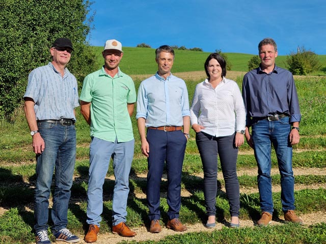 Der Gemeinderat Wölflinswil in seiner Zusammensetzung für die neue Amtsperiode (von links): Gebi Maier, Benj Herzog, Gemeindeammann Giuliano Sabato, Vizeammann Jessica Meier und Hansjörg Treier. Foto: zVg