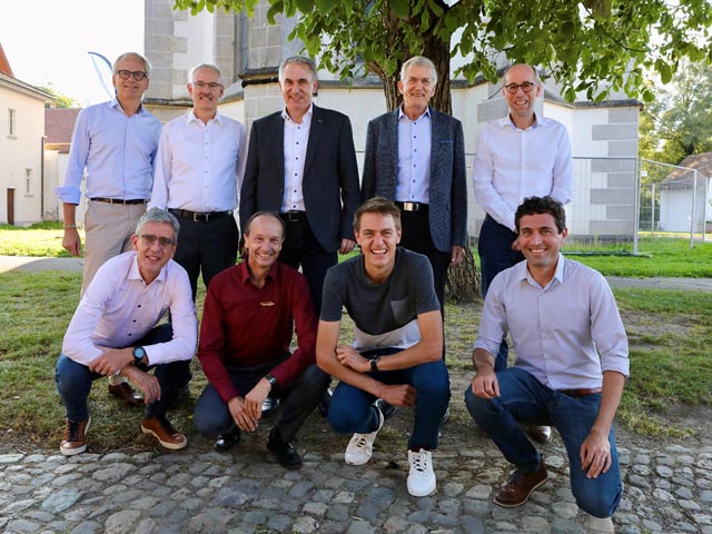 Vorne von links (alles Weltmeister): Thomas Bührer, Daniel Hotz, Matthias Kyburz, Matthias Merz; hinten von links: Christoph Wildhaber, Daniel Bär (beide AOLV), Regierungsrat Alex Hürzeler, Karl John (Silbermedaillengewinner OL-WM 1970 in der DDR), Dominik Humbel. Foto: zVg