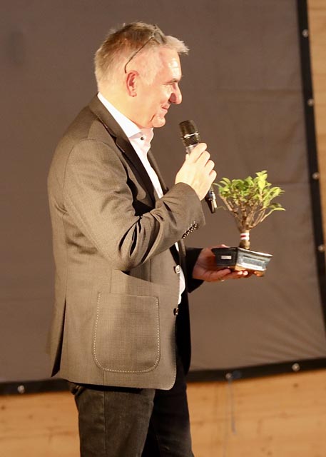 Regierungsrat Alex Hürzeler freut sich über den OL-Baum. Foto: zVg