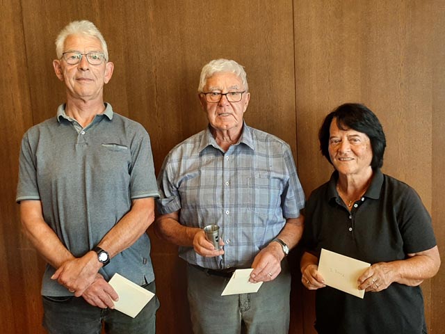 Das Jass-Siegertrio (von links): Heinz Meier (2.), Armin Weiss (1.), Brigitte Müller (3.). Foto: zVg