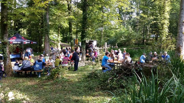 Die vielen Besucher genossen das schöne Einweihungsfest des Barfusswegs. Foto: zVg
