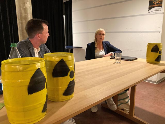 Valentin Roniger im Gespräch mit Gastreferentin Lea Kiefer. Foto: zVg