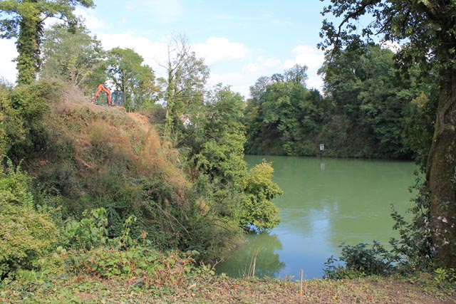 Auch hier, im Bereich der Fischerhütte in Laufenburg-Rhina, muss das unwegsame Gebiet mit einer Brücke überwunden werden. Foto: Sonja Fasler