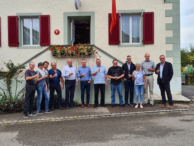 In Zusammenhang mit der Gesamterneuerungswahlen der Gemeinderäte Herznach und Ueken sowie der kommunalen Abstimmung zur Fusion konnten dieses gruppenbild geschossen werden (von links): Max Ries, Gemeinderat Ueken; Doris Frey, Gemeinderätin Ueken; Pavel Roth, Gemeinderat Herznach; Hansruedi Rubin, Gemeinderat Herznach (ab 01.01.2022 auch Vizeammann Herznach); Robert Schmid, Gemeindeammann Ueken; Thomas Treyer, Gemeindeammann Herznach (bis 31.12.2021); Karlheinz Lenzke, Vizeammann Ueken; Harry Wilhelm, Gemeindeschreiber Herznach und Ueken; Martin Hitz, Projektleiter Fusionsprozess Herznach - Ueken; Catherine Gasser, Vizeammann Herznach (bis 31.12.2021) und Gemeinderätin Herznach ab 01.01.2022; Stephan Gemmet, Gemeinderat Herznach (ab 01.01.2022 auch Gemeindeammann Herznach); Gerhard Zumsteg, Gemeinderat Herznach (neu ab 01.01.2022). Foto: zVg