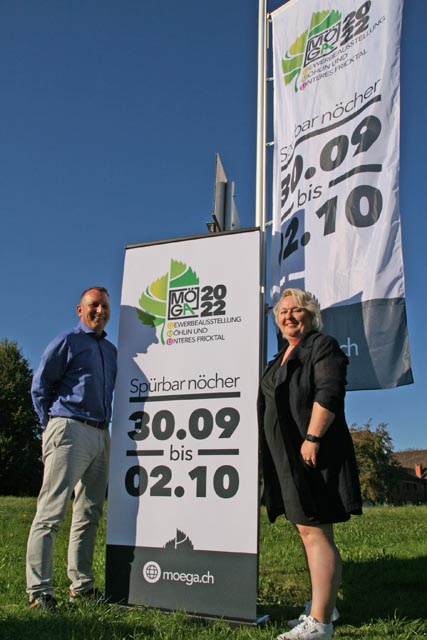 OK-Präsidentin Anita Kym mit Vize-Präsident Raymond Keller an der neuen Fahne. Foto: Peter Schütz