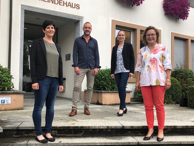 Vier der per 1.1.2022 amtierenden Gemeinderäte (von links): Isabel Scheuerer (neu), Alexander Kohler (Vizepräsident), Melanie Sailer (neu), Gisela Taufer (Gemeindepräsidentin). Es fehlt Gemeinderat Ralf Wunderlin, welcher leider abwesend war. Foto: zVg