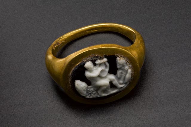 Goldener Fingerring mit Kameo aus Glas. Er zeigt den Helden Achill auf der Leier spielend. Foto: Copyright Kantonsarchäologie, © Kanton Aargau