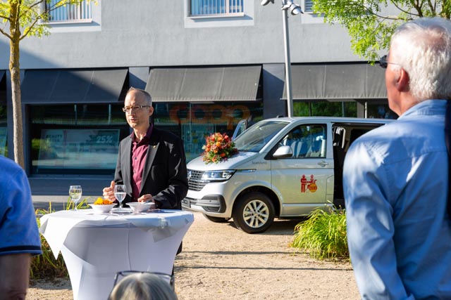 Stadtrat Dominik Burkhardt mit dem neuen Fahrzeug im Hintergrund. Foto: zVg