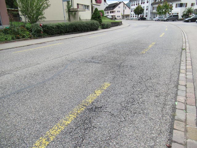 Der Deckbelag auf der Ortsdurchfahrt Kaisten muss saniert werden.  Foto: zVg