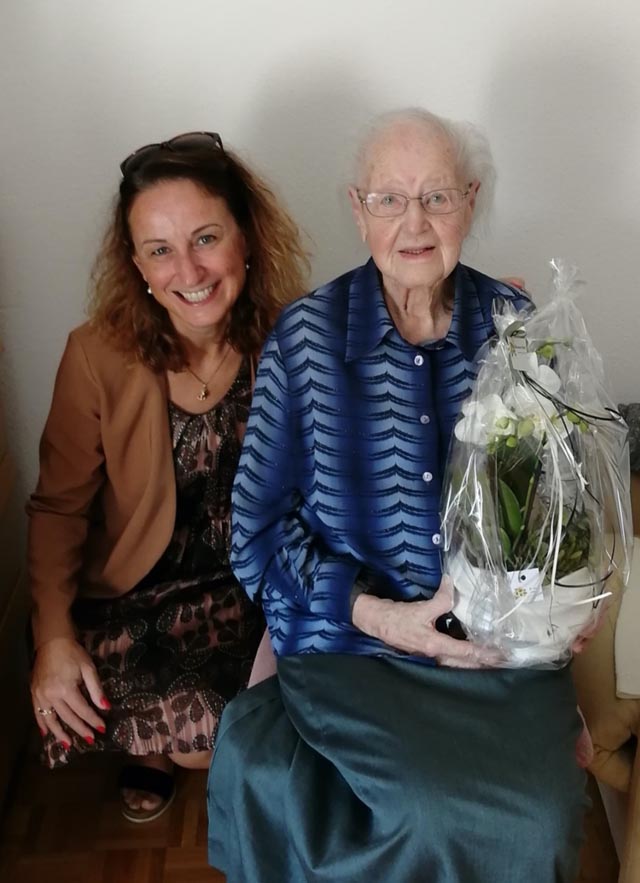 Gemeinderätin Andrea Porriciello dufte der Jubilarin die Glückwünsche des Gemeinderates persönlich überbringen. Foto: zVg