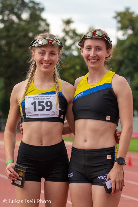  Strahlende Doppelsiegerinnen Romy Burkhard und Lena Wunderlin. Foto: Lukas Iseli