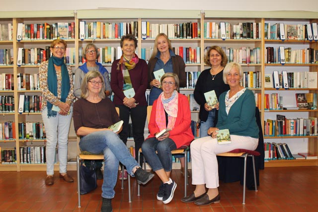 Gleich zwei Jubiläen: Die Lesegruppe Zeihen feiert dieses Jahr ihr 25-jähriges Bestehen – und zurzeit wird mit dem Roman «Im Fallen lernt die Feder fliegen» von Usama Al Shahamani das 200. Buch gelesen. Foto: Sonja Fasler Hübner