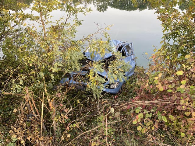 Vom Handy abgelenkt, Auto Schrott. Foto: Polizei