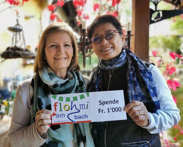 Ann Gorkiewicz (rechts) erhält von Rosmarie Fasolin vom Verein Flohmi am Bach die Spende für ihr Hilfsprojekt in Thailand. Foto: zVg