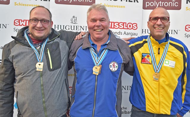 Drei zufriedene neue Meister (von links): Walter Schumacher (Sturmgewehr 57/03), Peter Haltiner (Standardgewehr) und Alexander Buttazzo (freie Waffe). Es fehlt André Erdin. Foto: wr
