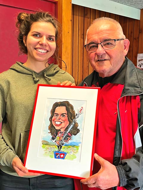 Chiara Leone erhält eine Künstler-Karikatur. Foto: Ueli Bögle