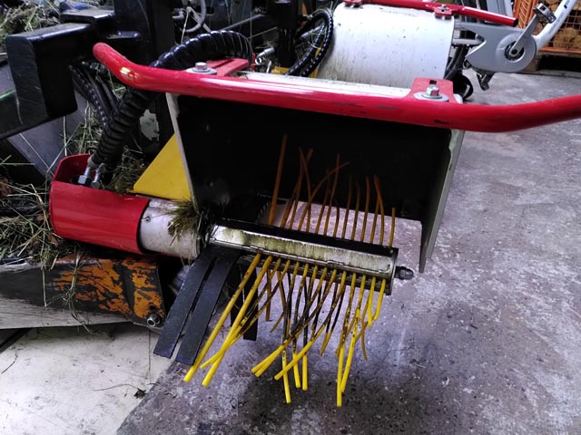 Herbizidlose Unterstockpflege der Reben mit Fadengerät. Foto: LZ Liebegg