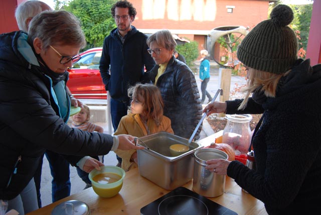 Suppe Essen für den guten Zweck: Der Erlös des Suppenverkaufs geht an die Stiftungen von Barbara Keller und Elsy Amsler. Foto: zVg
