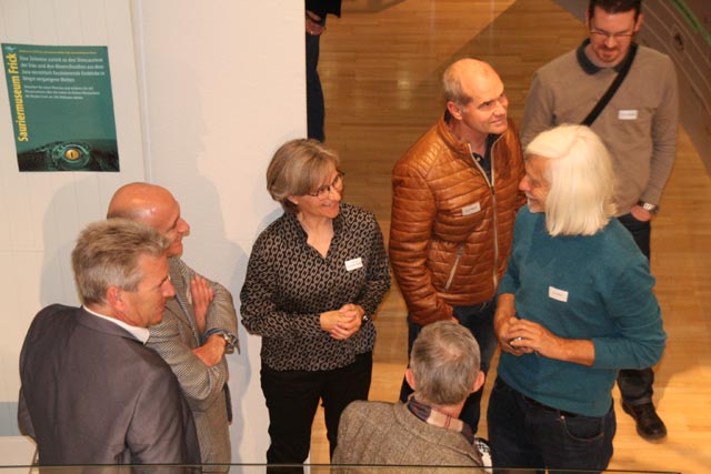 Unter den Gästen war auch Ben Papst, rechts, hier im Gespräch mit Susanne Gmünder Bamert. Foto: Peter Schütz