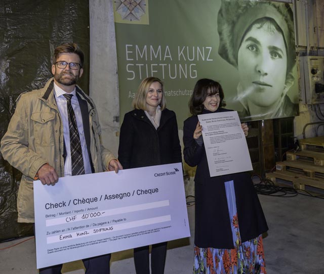 Thomas Häfliger, Leiter Privatkunden Aargau der Credit Suisse (Schweiz) AG (links) und Nicoletta Brentano-Motta, Obfrau der Jury des Aargauer Heimatschutzpreises (rechts) überreichen Karin Kägi, Präsidentin Emma Kunz Stiftung, Würenlos, den Aargauer Heimatschutzpreis 2021, bestehend aus dem Check über 10’000 Franken sowie der Urkunde. Foto: zVg