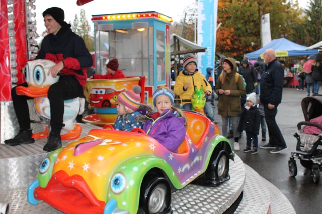 Der kleine Lunapark zog vor allem das junge Publikum an. Foto: Sonja Fasler Hübner