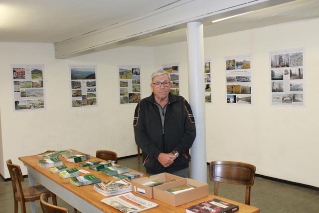 Peter Bircher stellt im Alten Gemeindehaus Wölflinswil die 28 Bildseiten aus, die seit 2013 in der Zeitung fricktal.info erschienen sind. Foto: Sonja Fasler Hübner
